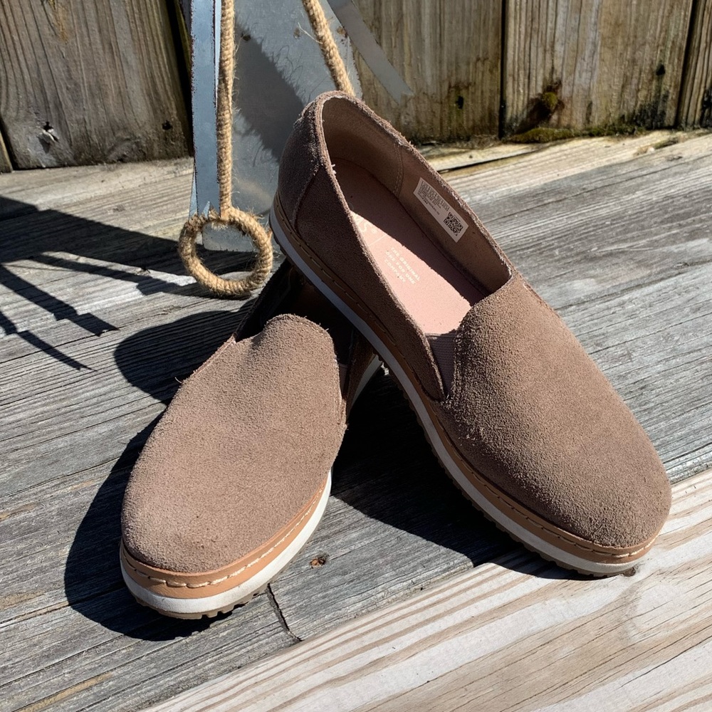 ♥️TOMS new Beige Neutral SlipOn Sueded Flats 8.5 so cute so IN for this season♥️